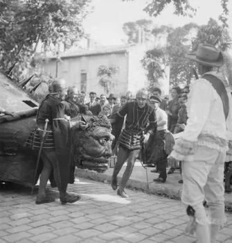 Pierre Soulier photographie Fêtes de la tarasque organisée par la commune libre de Jarnègues les 22, 23 et 24 juin 1946 à Tarascon Provence-Alpes-Côte d'Azur, France 1946/6/23 Ph.1946.118.186  Photo