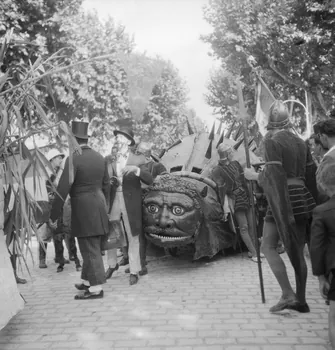Pierre Soulier photographie Fêtes de la tarasque organisée par la commune libre de Jarnègues les 22, 23 et 24 juin 1946 à Tarascon Provence-Alpes-Côte d'Azur, France 1946/6/23 Ph.1946.118.187  Photo