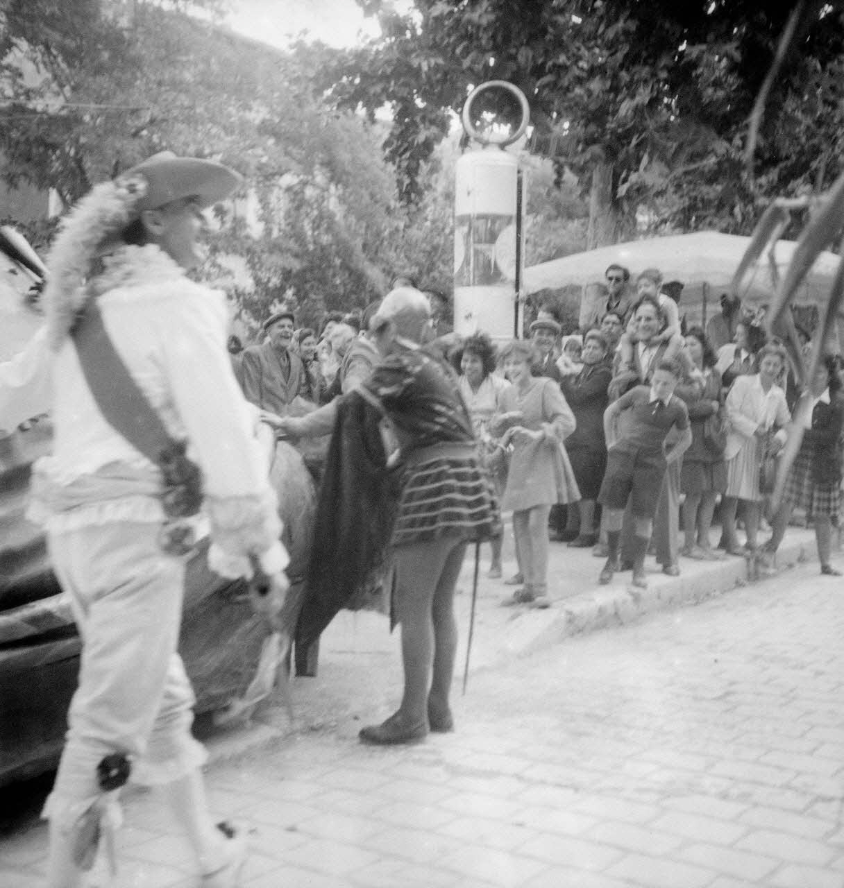 Pierre Soulier photographie Fêtes de la tarasque organisée par la commune libre de Jarnègues les 22, 23 et 24 juin 1946 à Tarascon Provence-Alpes-Côte d'Azur, France 1946/6/23 Ph.1946.118.189  Photo