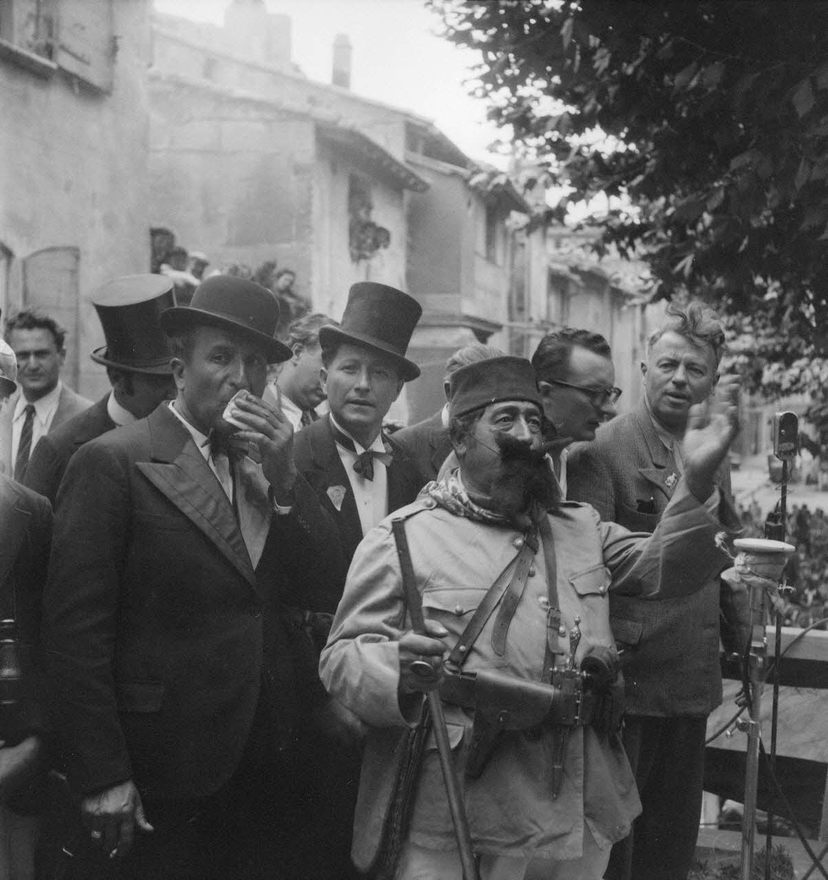 Pierre Soulier photographie Fêtes de la tarasque organisée par la commune libre de Jarnègues les 22, 23 et 24 juin 1946 à Tarascon Provence-Alpes-Côte d'Azur, France 1946/6/23 Ph.1946.118.47 Photo