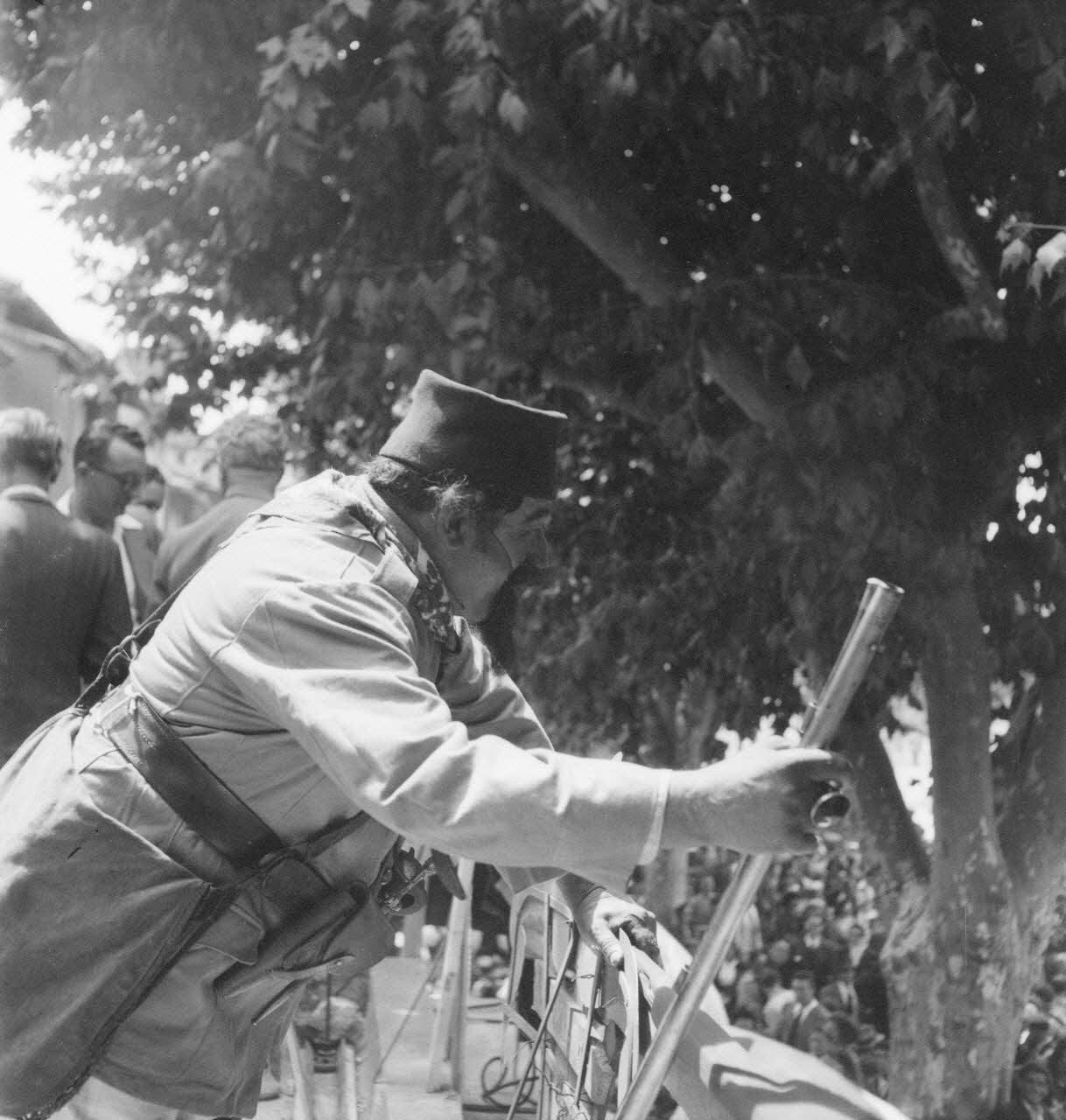 Pierre Soulier photographie Fêtes de la tarasque organisée par la commune libre de Jarnègues les 22, 23 et 24 juin 1946 à Tarascon Provence-Alpes-Côte d'Azur, France 1946/6/23 Ph.1946.118.49 Photo