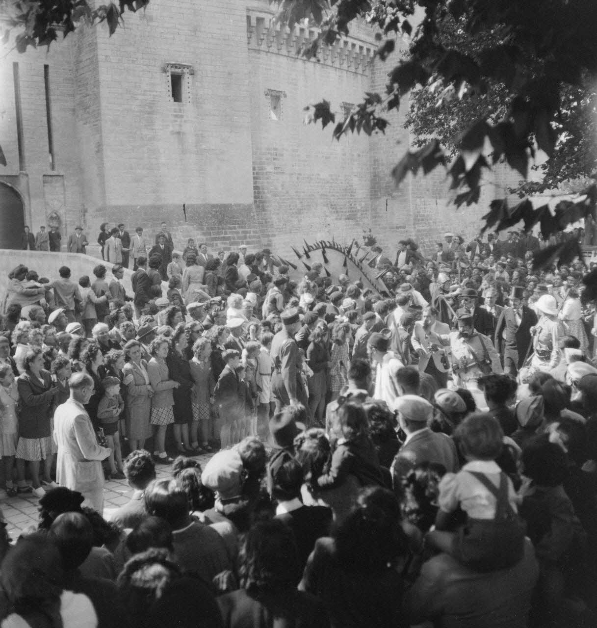 Pierre Soulier photographie Fêtes de la tarasque organisée par la commune libre de Jarnègues les 22, 23 et 24 juin 1946 à Tarascon Provence-Alpes-Côte d'Azur, France 1946/6/23 Ph.1946.118.53 Photo