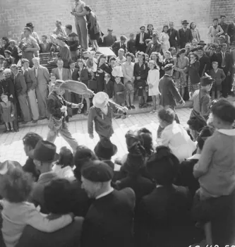 Pierre Soulier photographie Fêtes de la tarasque organisée par la commune libre de Jarnègues les 22, 23 et 24 juin 1946 à Tarascon Provence-Alpes-Côte d'Azur, France 1946/6/23 Ph.1946.118.55 Photo