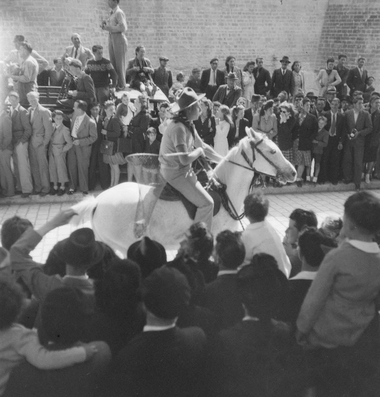 Pierre Soulier photographie Fêtes de la tarasque organisée par la commune libre de Jarnègues les 22, 23 et 24 juin 1946 à Tarascon Provence-Alpes-Côte d'Azur, France 1946/6/23 Ph.1946.118.58 Photo