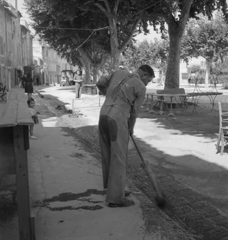 Pierre Soulier photographie Fêtes de la tarasque organisée par la commune libre de Jarnègues les 22, 23 et 24 juin 1946 à Tarascon Provence-Alpes-Côte d'Azur, France 1946/6/22 Ph.1946.118.6 Photo