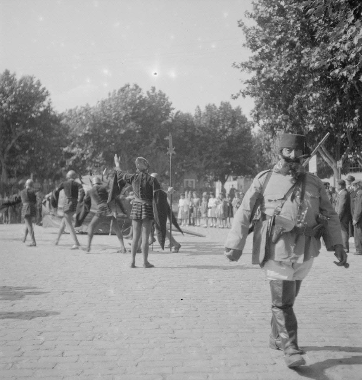 Pierre Soulier photographie Fêtes de la tarasque organisée par la commune libre de Jarnègues les 22, 23 et 24 juin 1946 à Tarascon Provence-Alpes-Côte d'Azur, France 1946/6/23 Ph.1946.118.67 Photo
