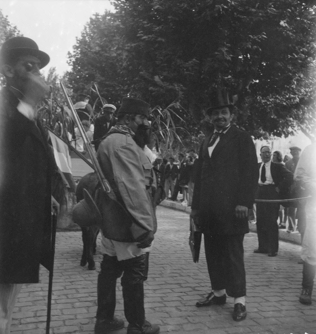 Pierre Soulier photographie Fêtes de la tarasque organisée par la commune libre de Jarnègues les 22, 23 et 24 juin 1946 à Tarascon Provence-Alpes-Côte d'Azur, France 1946/6/23 Ph.1946.118.76 Photo