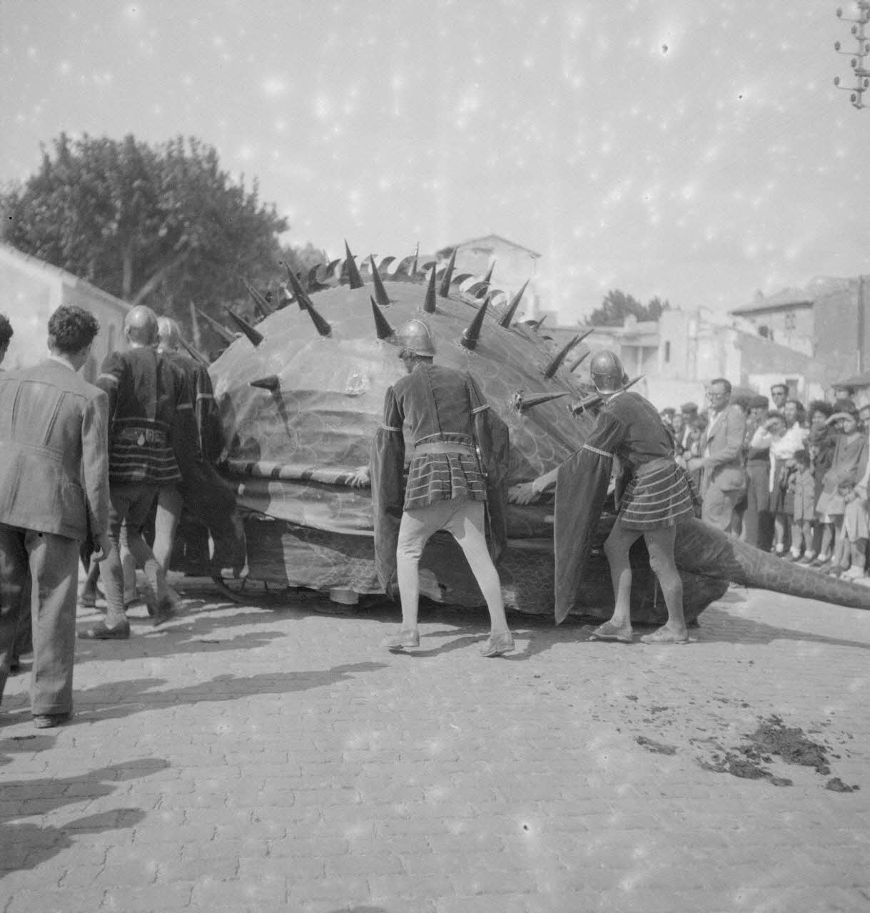 Pierre Soulier photographie Fêtes de la tarasque organisée par la commune libre de Jarnègues les 22, 23 et 24 juin 1946 à Tarascon Provence-Alpes-Côte d'Azur, France 1946/6/23 Ph.1946.118.86  Photo