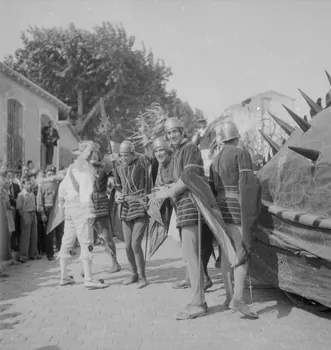 Pierre Soulier photographie Fêtes de la tarasque organisée par la commune libre de Jarnègues les 22, 23 et 24 juin 1946 à Tarascon Provence-Alpes-Côte d'Azur, France 1946/6/23 Ph.1946.118.89  Photo