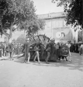 Pierre Soulier photographie Fêtes de la tarasque organisée par la commune libre de Jarnègues les 22, 23 et 24 juin 1946 à Tarascon Provence-Alpes-Côte d'Azur, France 1946/6/23 Ph.1946.118.93  Photo Mucem / Pierre Soulier