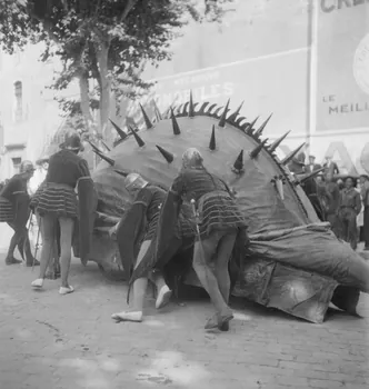 Pierre Soulier photographie Fêtes de la tarasque organisée par la commune libre de Jarnègues les 22, 23 et 24 juin 1946 à Tarascon Provence-Alpes-Côte d'Azur, France 1946/6/23 Ph.1946.118.95  Photo