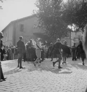 Pierre Soulier photographie Fêtes de la tarasque organisée par la commune libre de Jarnègues les 22, 23 et 24 juin 1946 à Tarascon Provence-Alpes-Côte d'Azur, France 1946/6/23 Ph.1946.118.96  Photo
