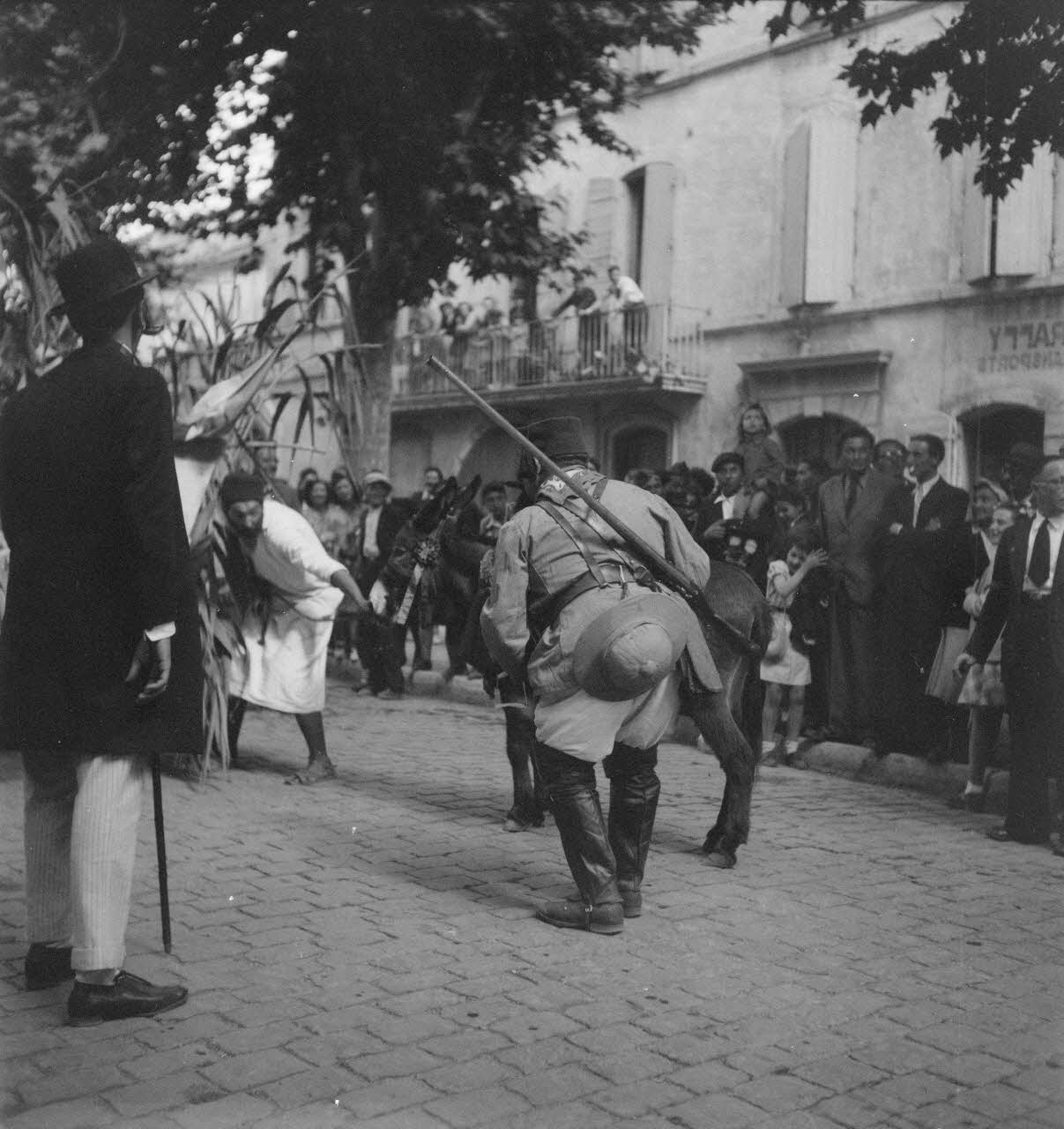 Pierre Soulier photographie Fêtes de la tarasque organisée par la commune libre de Jarnègues les 22, 23 et 24 juin 1946 à Tarascon Provence-Alpes-Côte d'Azur, France 1946/6/23 Ph.1946.118.97 Photo