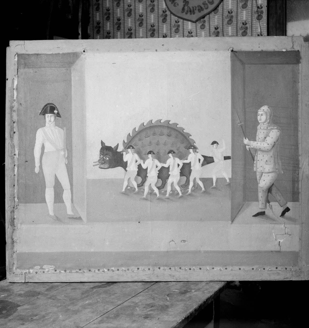 Louis Dumont photographie Boulevard Itam : Monsieur Roche, propriétaire du Bar national. Tableau : tarasque et tarascaires (donné au Musée national des arts et traditions populaires) Provence-Alpes-Côte d'Azur, France 1946/6/25 Ph.1946.122.2 Photo