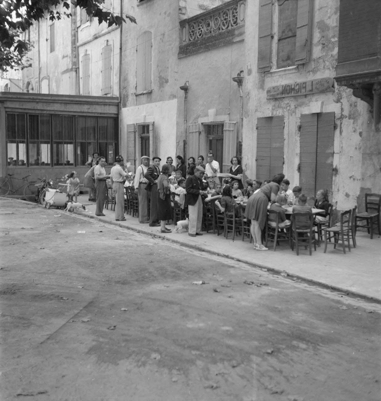 L. Frasse photographie "Bar national". Goûter offert aux enfants. Bigophonistes ayant participé aux fêtes de la tarasque Provence-Alpes-Côte d'Azur, France 1946/9/29 Ph.1946.135.11 Photo
