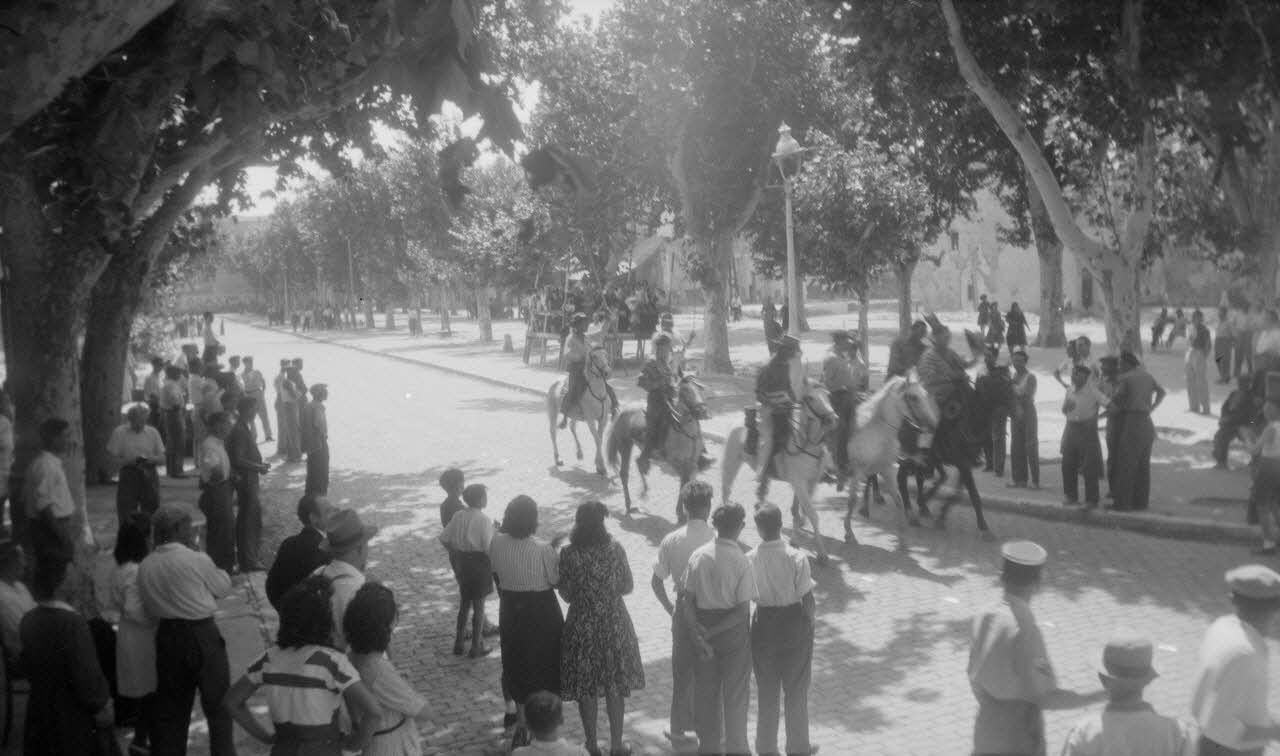 L. Frasse photographie Courses de taureaux. Tour de ville des Gardians Provence-Alpes-Côte d'Azur, France 1946/7/14 Ph.1946.135.12 Photo