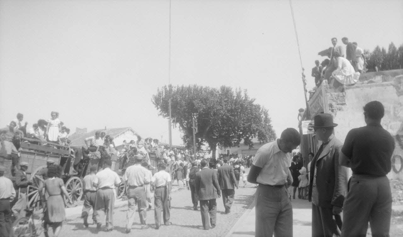 L. Frasse photographie Courses de taureaux. Foule débouchant rue des halles Provence-Alpes-Côte d'Azur, France 1946/7/14 Ph.1946.135.13 Photo