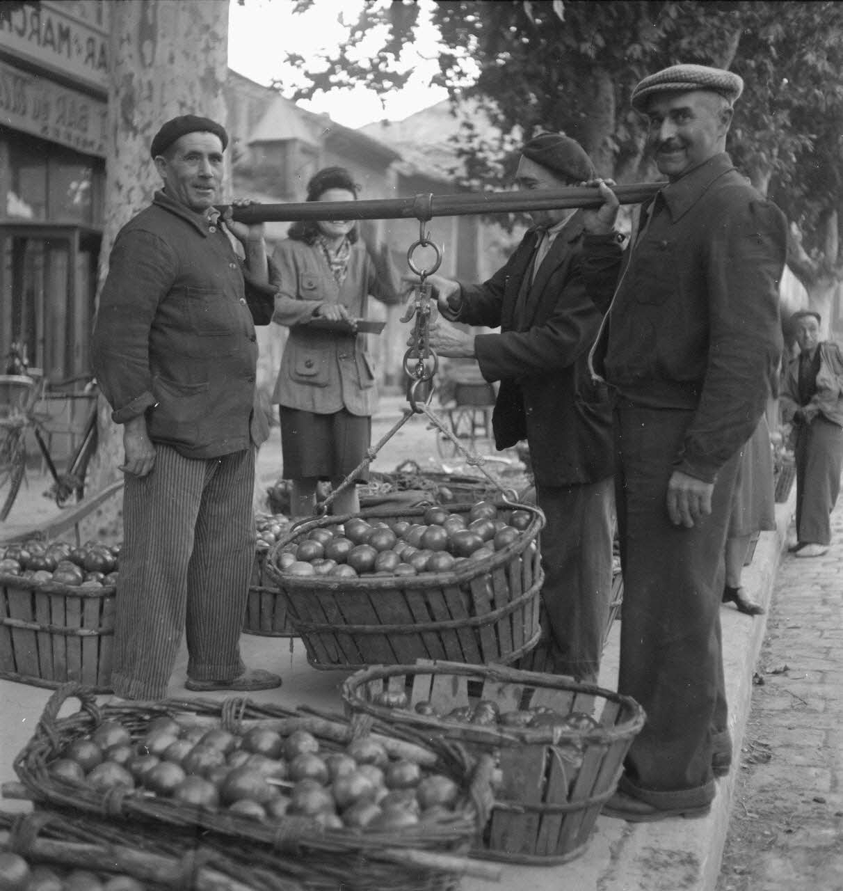 Pierre Soulier photographie La pesée des tomates Provence-Alpes-Côte d'Azur, France 1946/9/28 Ph.1946.135.4 Photo