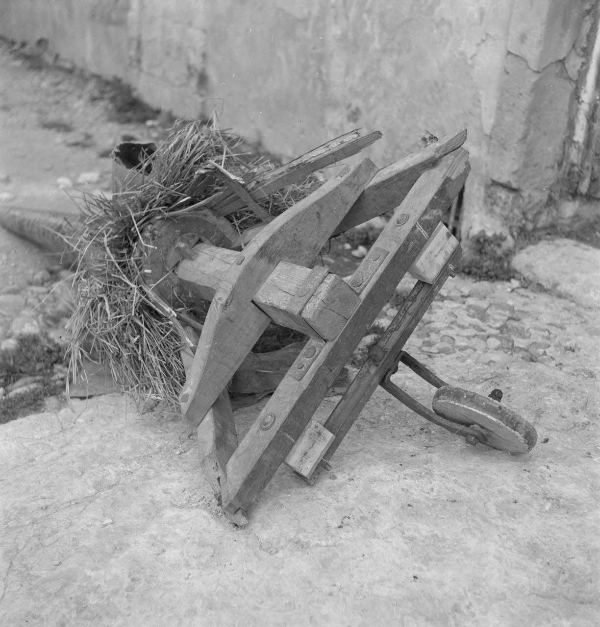 Pierre Soulier photographie Queue de la tarasque (ensemble) Provence-Alpes-Côte d'Azur, France 1946/9/28 Ph.1946.135.7 Photo