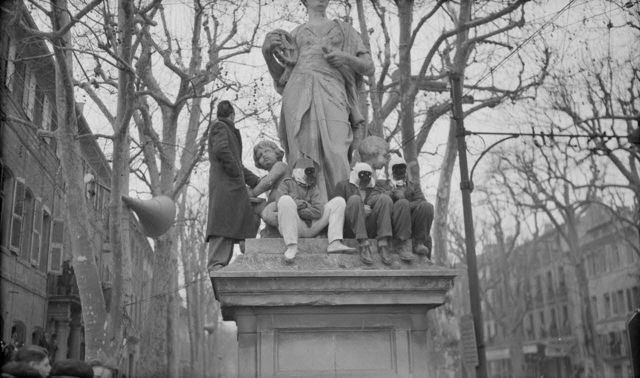 Molinard photographie Déguisement sur le socle d'une statue Provence-Alpes-Côte d'Azur, France 1946/3/3 Ph.1946.76.15 Photo