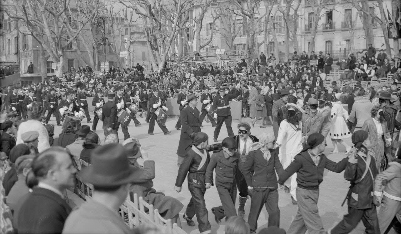 Molinard photographie Place de la Libération. Farandoles des déguisements précédant le Corso Provence-Alpes-Côte d'Azur, France 1946/3/3 Ph.1946.76.18 Photo