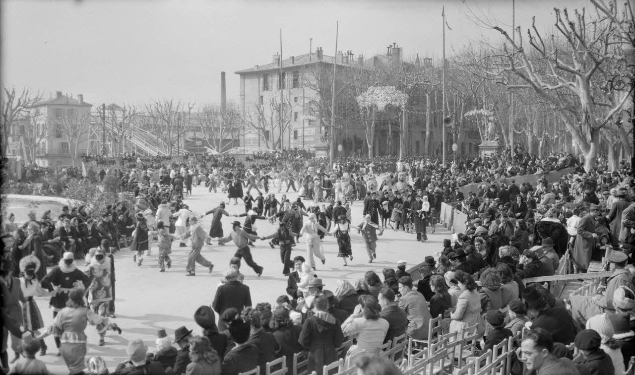 Molinard photographie Place de la Libération. Farandoles des déguisements précédant le Corso Provence-Alpes-Côte d'Azur, France 1946/3/3 Ph.1946.76.19 Photo