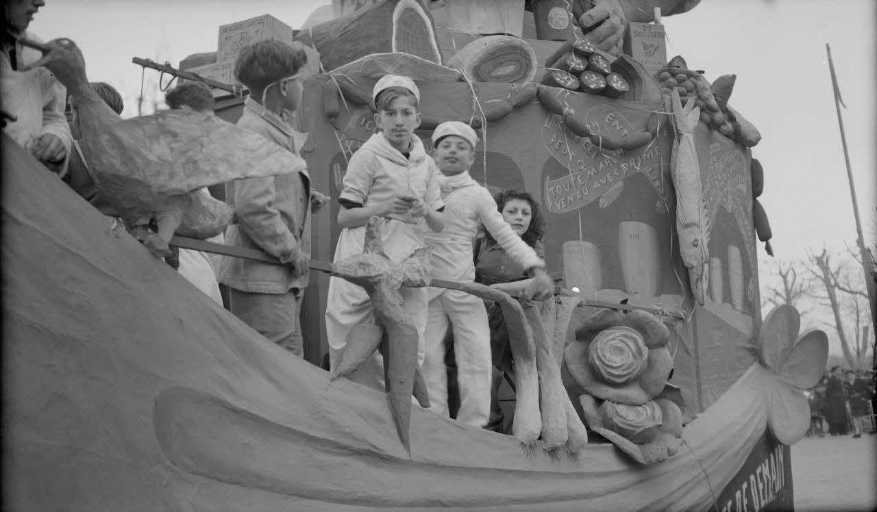Molinard photographie Place de la Libération. Char La réalité de demain. Détail du char côté droit Provence-Alpes-Côte d'Azur, France 1946/3/3 Ph.1946.76.42 Photo