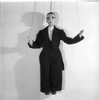 Pierre Soulier photographie MNATP. Enquête sur les théâtres de marionnettes conduite par Pierre Soulier (1944-1950) Ile-de-France, France 1946/4/27 Ph.1946.84.14 Photo