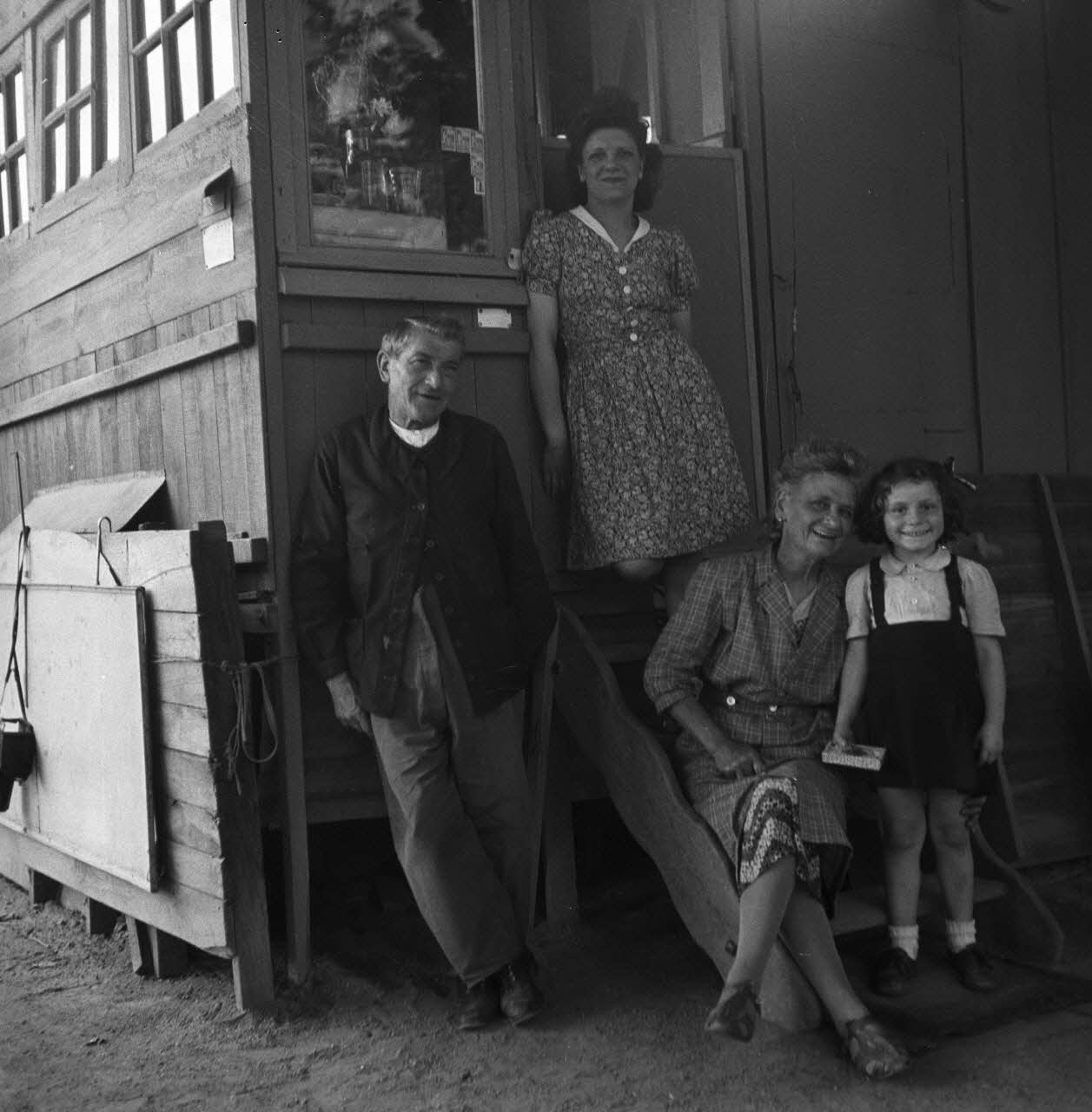 Pierre Soulier photographie MNATP. Enquête sur les théâtres de marionnettes conduite par Pierre Soulier (1944-1950) Centre, France 1947 Ph.1947.43.111 Photo