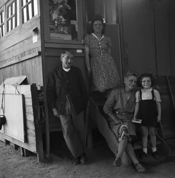 Pierre Soulier photographie MNATP. Enquête sur les théâtres de marionnettes conduite par Pierre Soulier (1944-1950) Centre, France 1947 Ph.1947.43.111  Photo Mucem / Pierre Soulier