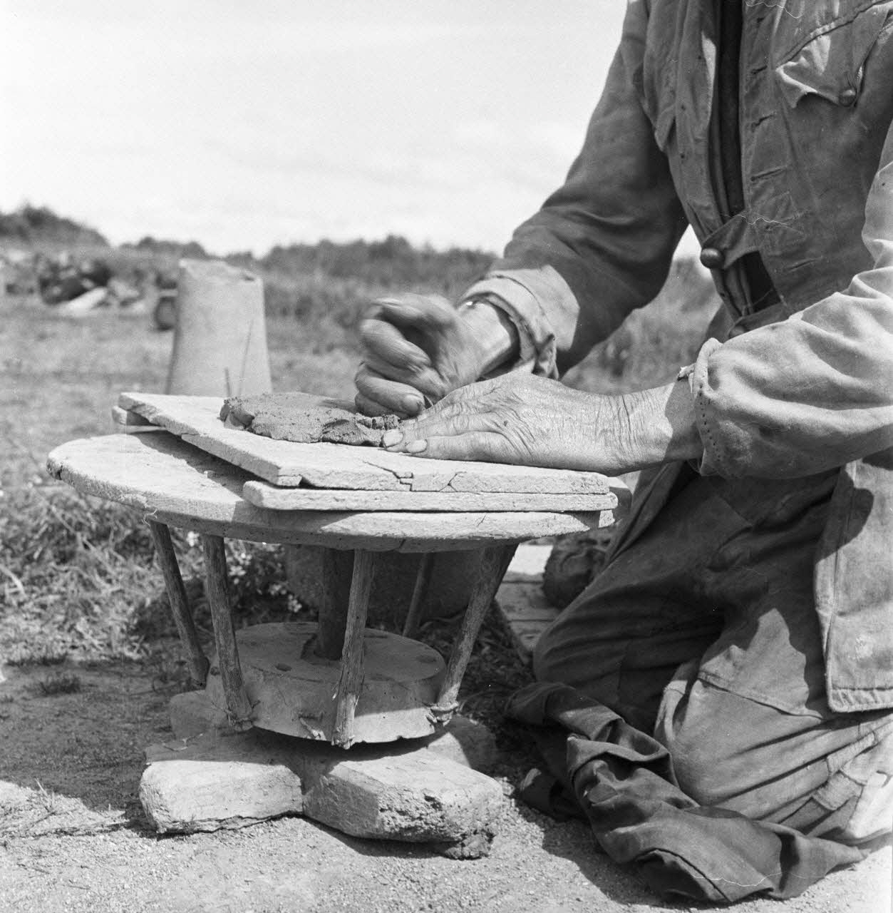 Dan Lailler photographie François Coëff fabriquant un pot à fleurs avec sa tournette : façonnage du fond Bretagne, France 1946 Ph.1948.34.18 Photo