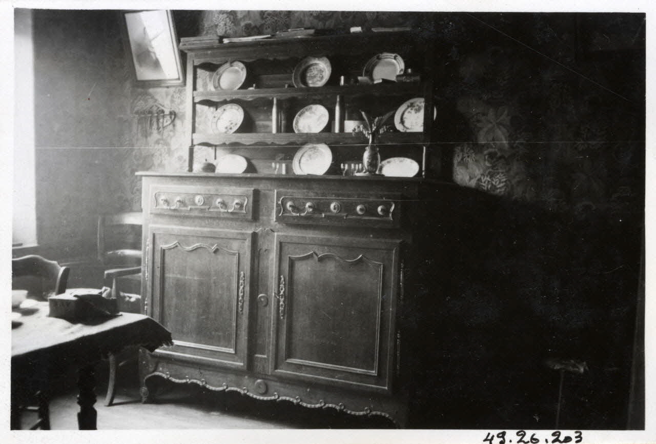 J. Arnihac photographie Buffet dans la salle commune chez Monsieur et Madame Poncin Lorraine, France 1947 Ph.1949.26.203 Photo