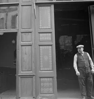 Pierre Soulier photographie Enquête sur le décor des boutiques parisiennes conduite par Pierre Soulier (1945-1950) Ile-de-France, France 1949/5/1-1949/7/31 Ph.1949.43.221 Photo