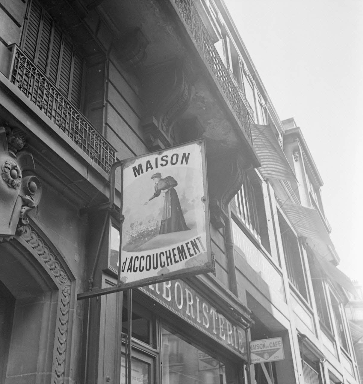 Pierre Soulier photographie Enquête sur le décor des boutiques parisiennes conduite par Pierre Soulier (1945-1950) Ile-de-France, France 1949/5/1-1949/7/31 Ph.1949.43.232 Photo