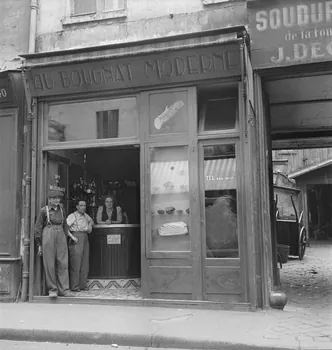Pierre Soulier photographie Enquête sur le décor des boutiques parisiennes conduite par Pierre Soulier (1945-1950) Ile-de-France, France 1949/5/1-1949/7/31 Ph.1949.43.295 Photo