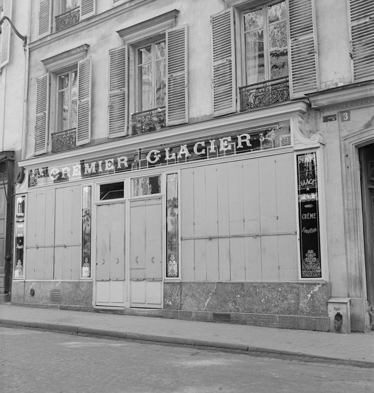 Pierre Soulier photographie Enquête sur le décor des boutiques parisiennes conduite par Pierre Soulier (1945-1950) Ile-de-France, France 1949/5/1-1949/7/31 Ph.1949.43.489 Photo