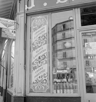 Pierre Soulier photographie Enquête sur le décor des boutiques parisiennes conduite par Pierre Soulier (1945-1950) Ile-de-France, France 1949/5/1-1949/7/31 Ph.1949.43.505 Photo