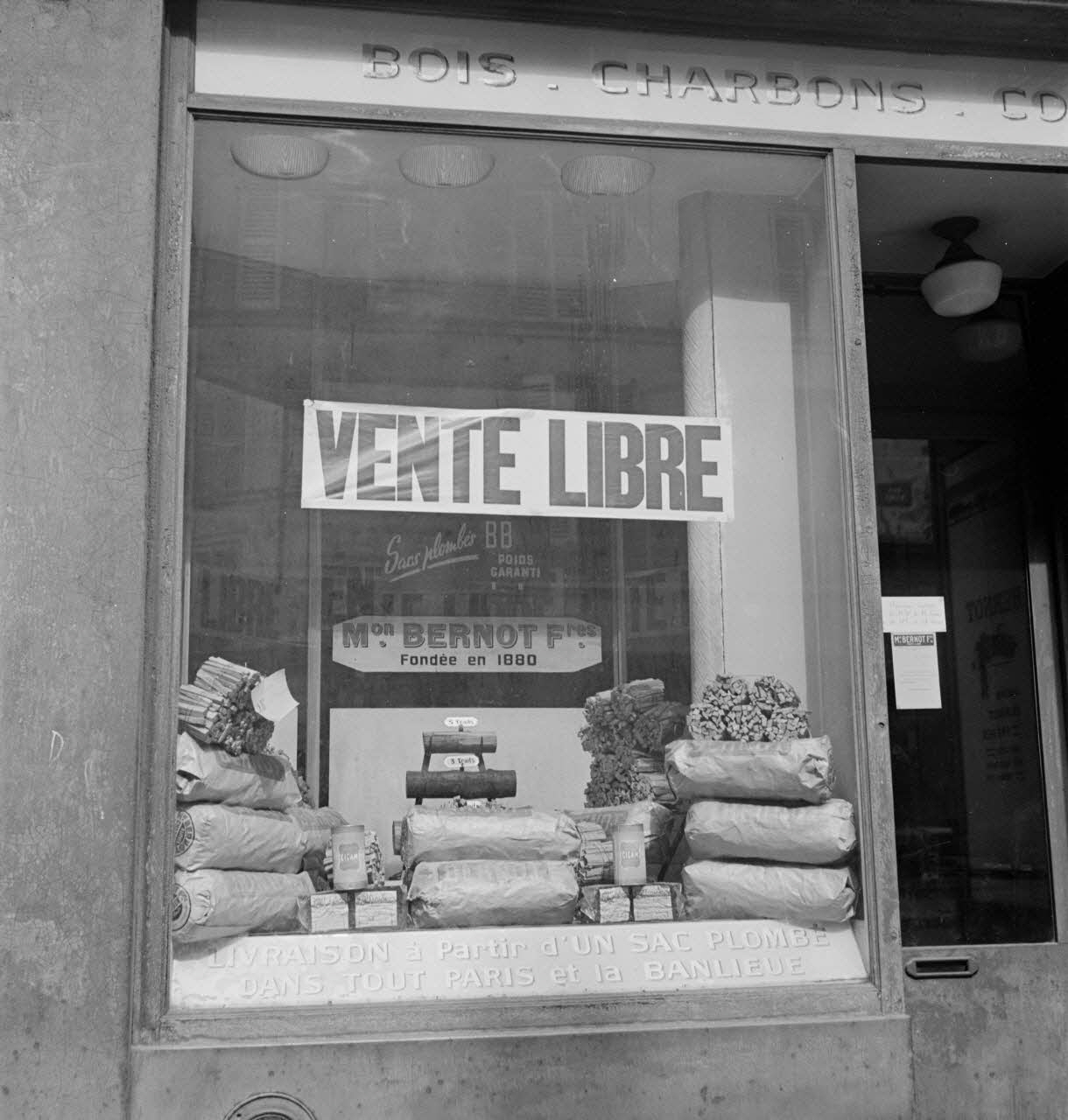 Pierre Soulier photographie Enquête sur le décor des boutiques parisiennes conduite par Pierre Soulier (1945-1950) Ile-de-France, France 1949/5/1-1949/7/31 Ph.1949.43.542  Photo