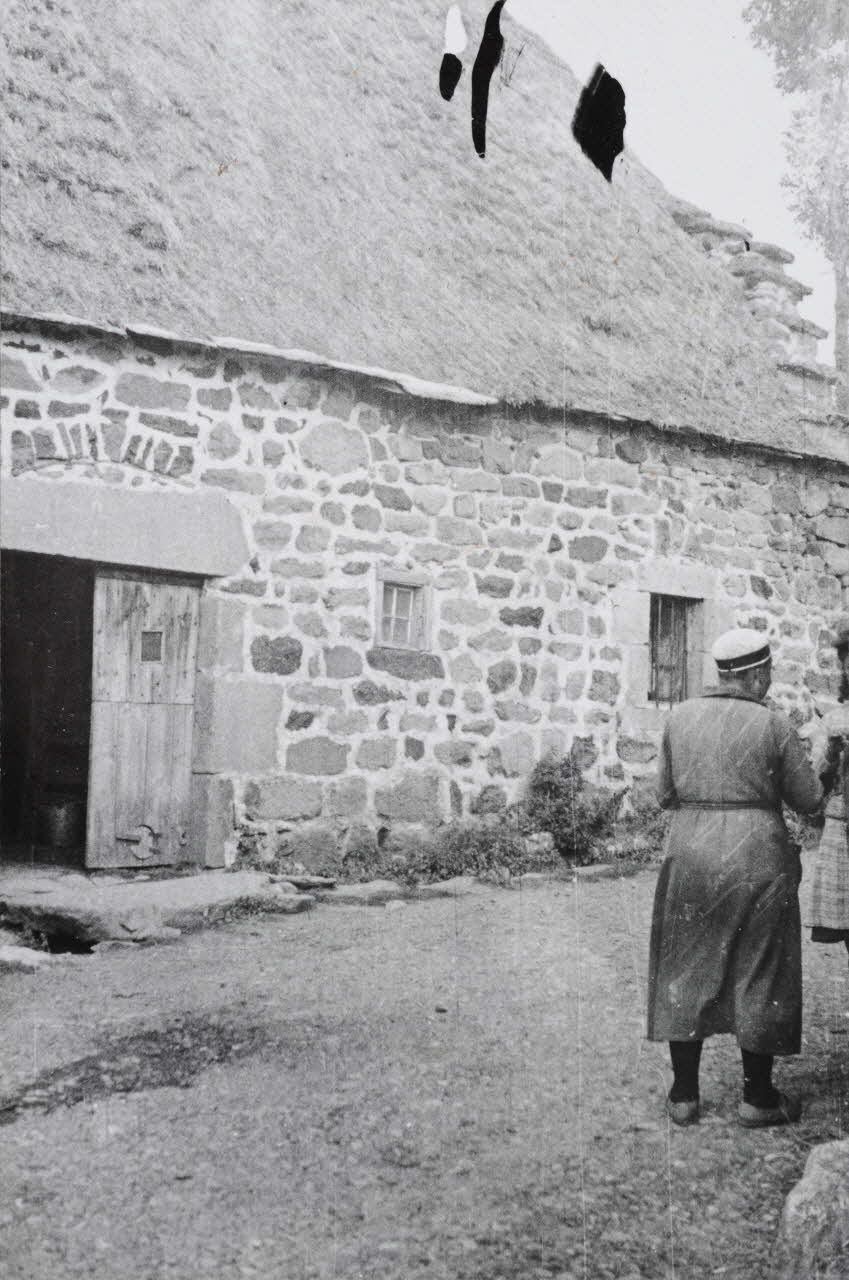 Claudie Marcel-Dubois photographie MNATP. Enquête sur l'ethnomusicologie conduite par Claudie Marcel-Dubois, Marie-Marguerite Pichonnet-Andral et Pierre Nauton en Haute-Loire (1946) Auvergne, France 1946 Ph.1949.64.19 Photo