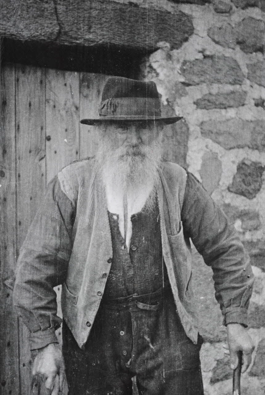 Claudie Marcel-Dubois photographie MNATP. Enquête sur l'ethnomusicologie conduite par Claudie Marcel-Dubois, Marie-Marguerite Pichonnet-Andral et Pierre Nauton en Haute-Loire (1946) Auvergne, France 1946 Ph.1949.64.24 Photo