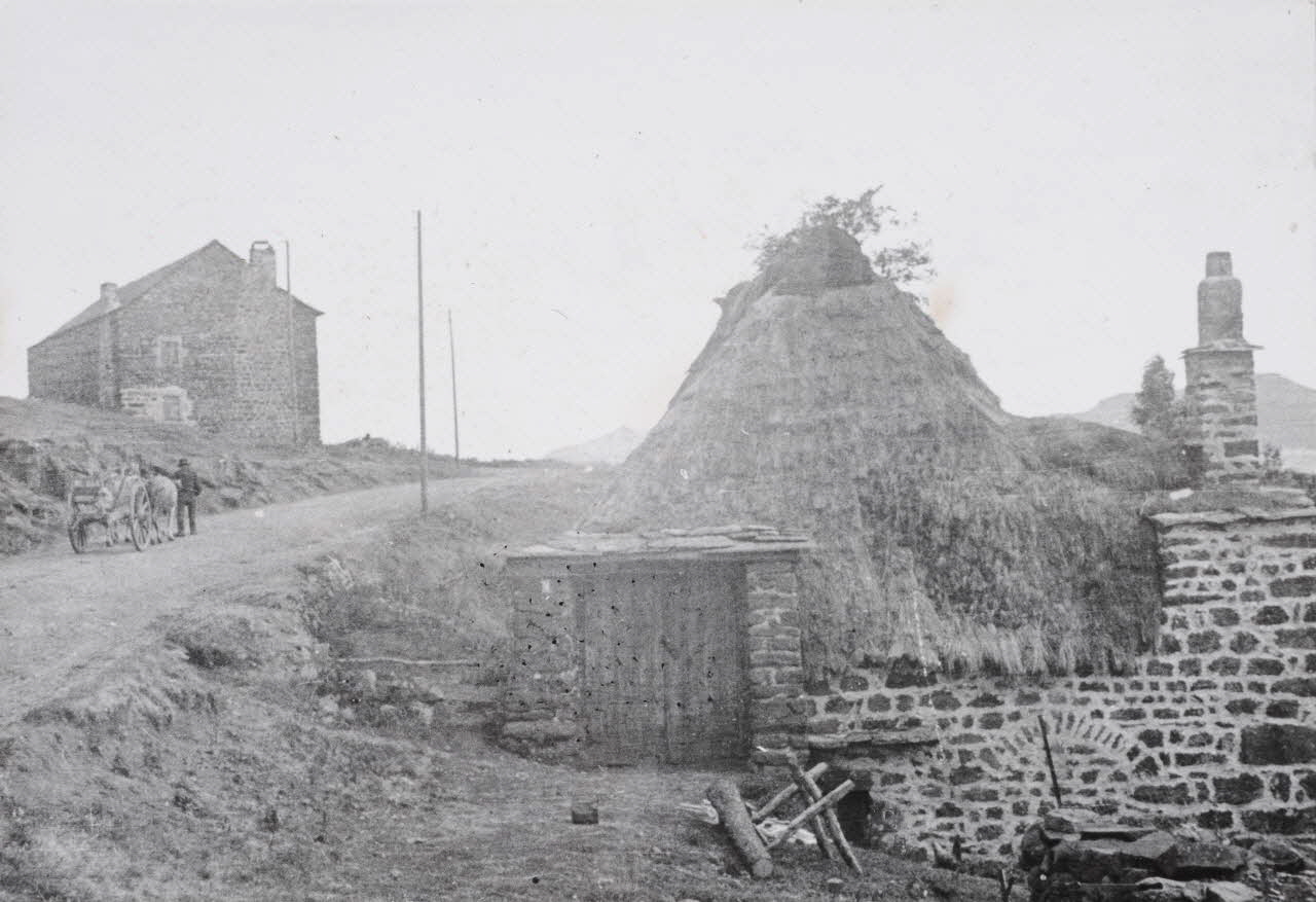 Claudie Marcel-Dubois photographie MNATP. Enquête sur l'ethnomusicologie conduite par Claudie Marcel-Dubois, Marie-Marguerite Pichonnet-Andral et Pierre Nauton en Haute-Loire (1946) Auvergne, France 1946 Ph.1949.64.25 Photo