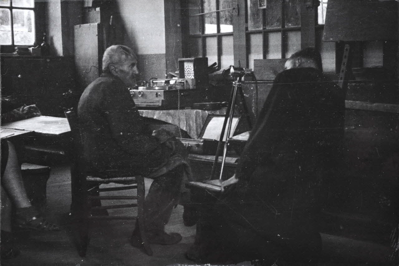 Claudie Marcel-Dubois photographie MNATP. Enquête sur l'ethnomusicologie conduite par Claudie Marcel-Dubois, Marie-Marguerite Pichonnet-Andral et Pierre Nauton en Haute-Loire (1946) Auvergne, France 1946 Ph.1949.64.27 Photo