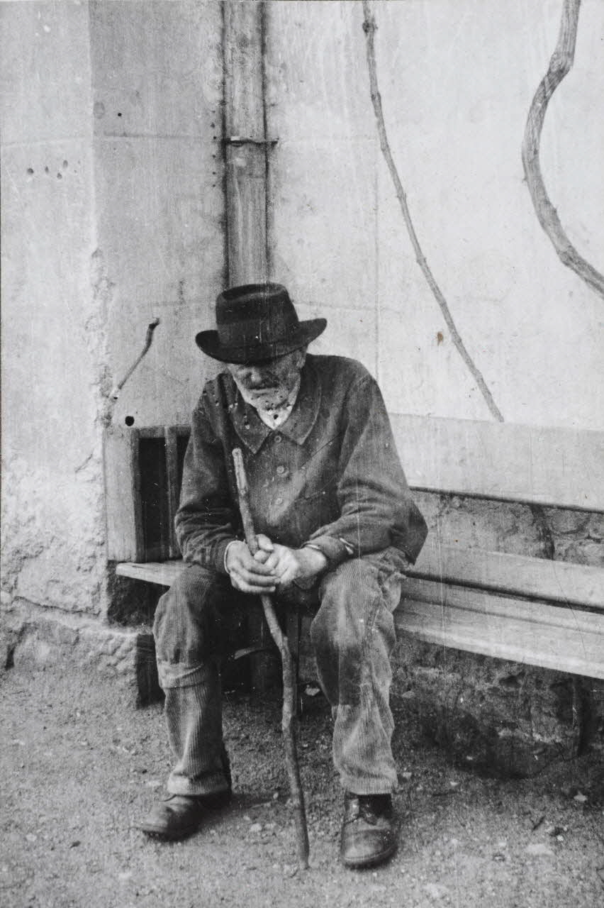 Claudie Marcel-Dubois photographie MNATP. Enquête sur l'ethnomusicologie conduite par Claudie Marcel-Dubois, Marie-Marguerite Pichonnet-Andral et Pierre Nauton en Haute-Loire (1946) Auvergne, France 1946 Ph.1949.64.31 Photo