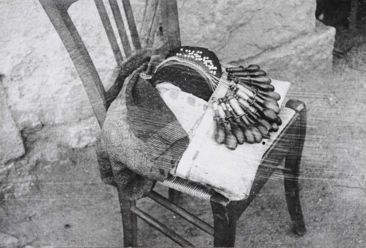 Claudie Marcel-Dubois photographie MNATP. Enquête sur l'ethnomusicologie conduite par Claudie Marcel-Dubois, Marie-Marguerite Pichonnet-Andral et Pierre Nauton en Haute-Loire (1946) Auvergne, France 1946 Ph.1949.64.32 Photo