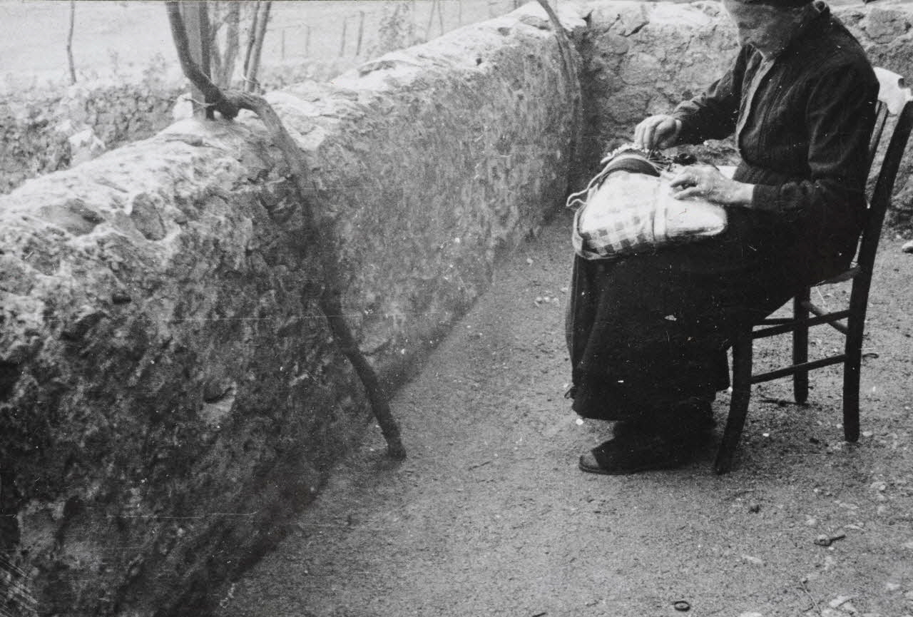 Claudie Marcel-Dubois photographie MNATP. Enquête sur l'ethnomusicologie conduite par Claudie Marcel-Dubois, Marie-Marguerite Pichonnet-Andral et Pierre Nauton en Haute-Loire (1946) Auvergne, France 1946 Ph.1949.64.33 Photo