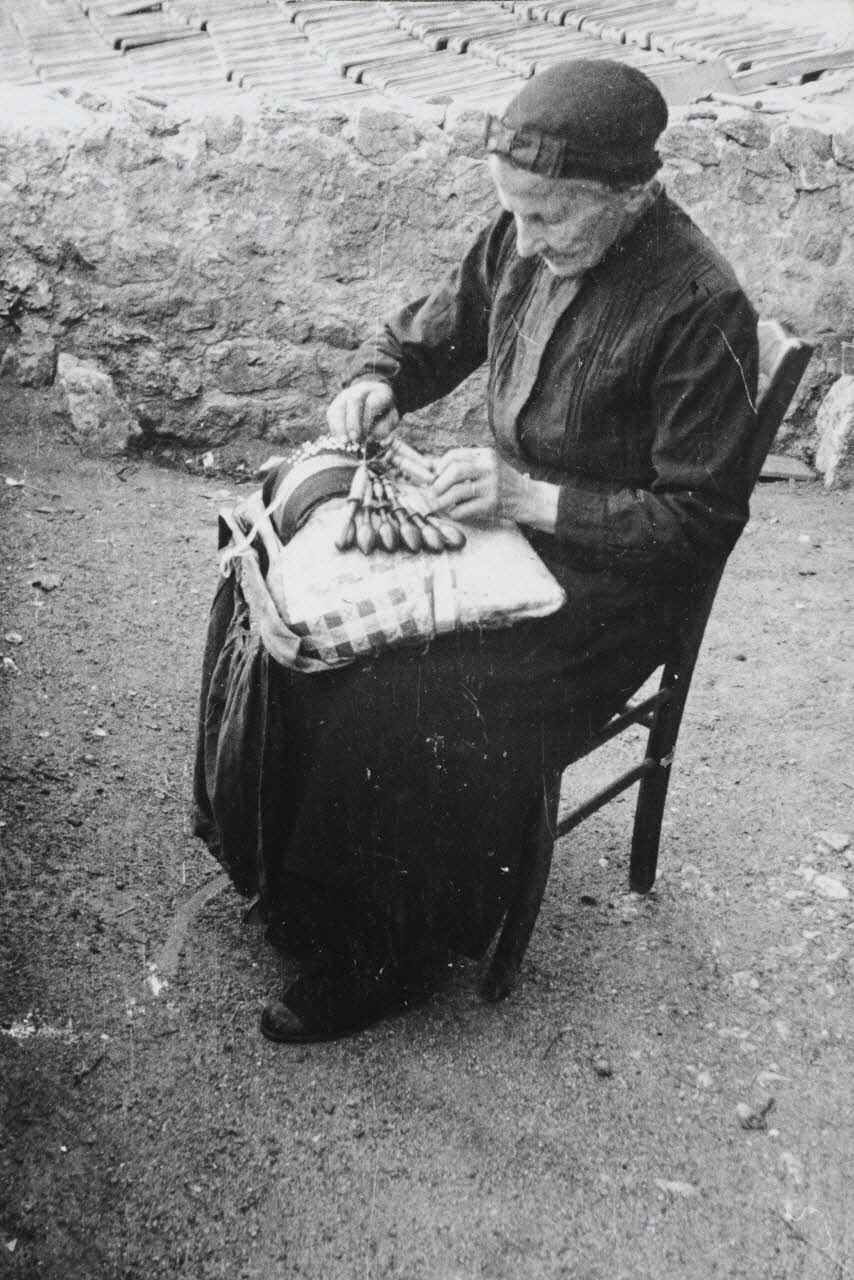 Claudie Marcel-Dubois photographie MNATP. Enquête sur l'ethnomusicologie conduite par Claudie Marcel-Dubois, Marie-Marguerite Pichonnet-Andral et Pierre Nauton en Haute-Loire (1946) Auvergne, France 1946 Ph.1949.64.34 Photo