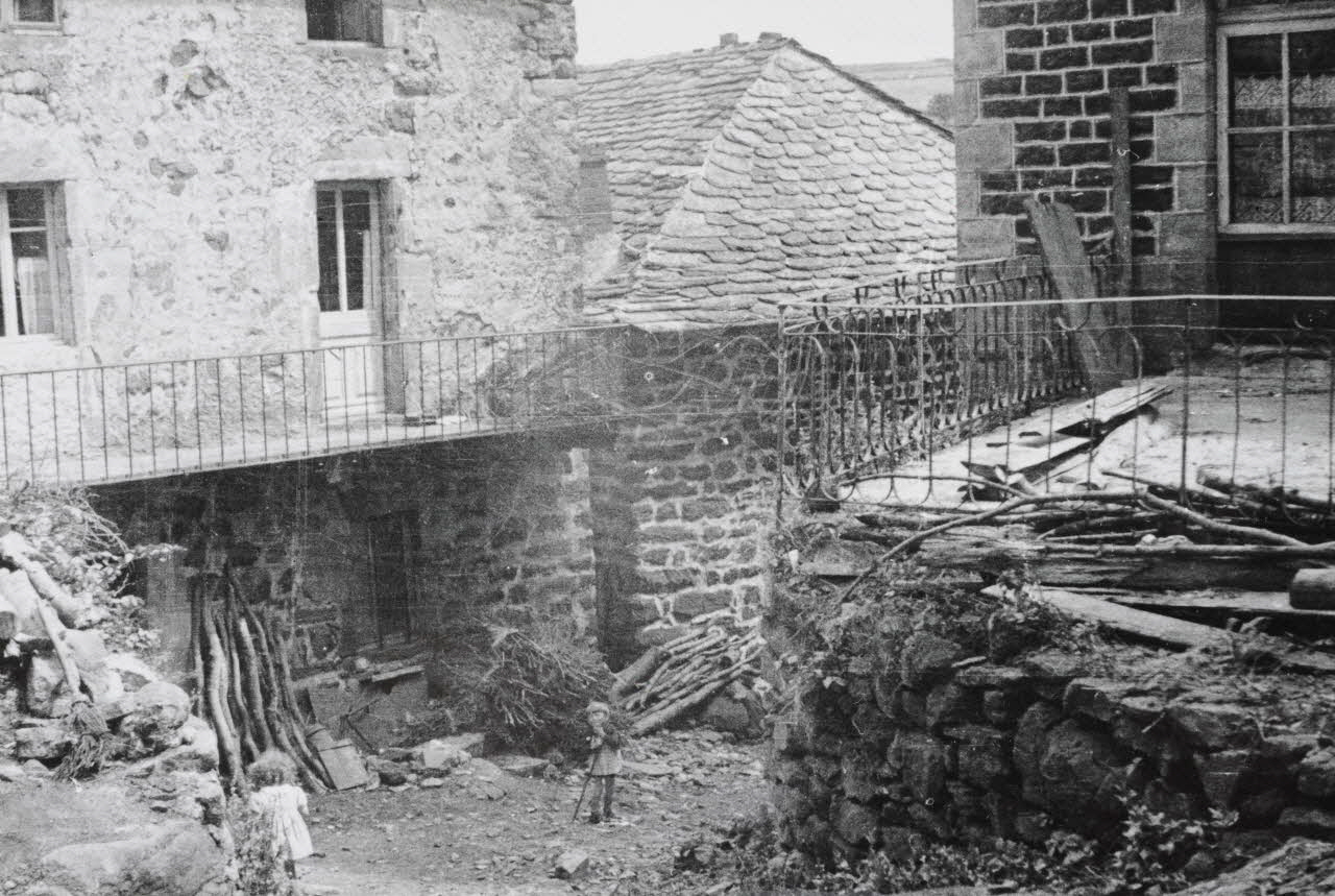 Claudie Marcel-Dubois photographie MNATP. Enquête sur l'ethnomusicologie conduite par Claudie Marcel-Dubois, Marie-Marguerite Pichonnet-Andral et Pierre Nauton en Haute-Loire (1946) Auvergne, France 1946 Ph.1949.64.4 Photo