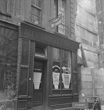 Pierre Soulier photographie Enquête sur le décor des boutiques parisiennes conduite par Pierre Soulier (1945-1950) Ile-de-France, France 1950 Ph.1950.13.3 Photo