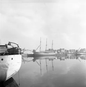Dan Lailler photographie Quai Duguay-Trouin. Le dernier voilier : "Lieutenant de vaisseau Guillon" Bretagne, France 1950 Ph.1952.20.18 Photo