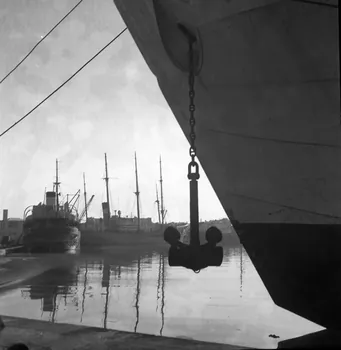 photographie Quai Duguay-Trouin. Chalutiers. Au fond, le dernier trois-mâts [21/12/1950 entre Ph.1952.22.16 Photo